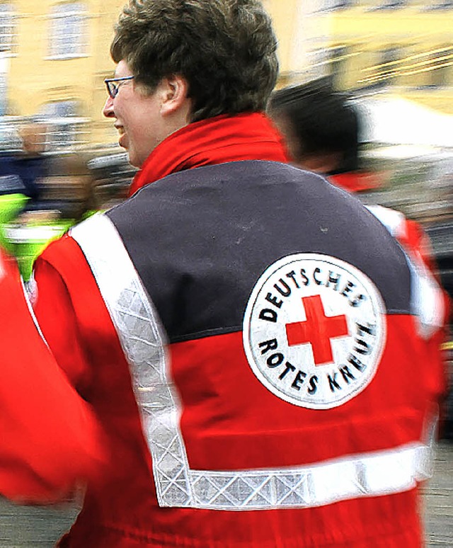 Sie helfen anderen gerne: die Sanitter vom Deutschen Roten Kreuz   | Foto: dpa