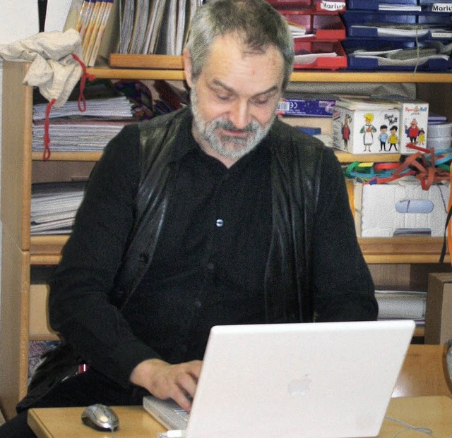 Werner Frber arbeitet an seinem Laptop.  | Foto: Privat