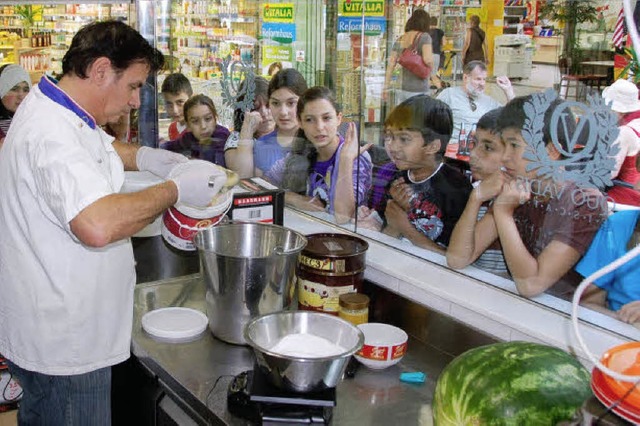 Luigi di Nunno zeigt gerne, wie man Eis macht.   | Foto: Jassok