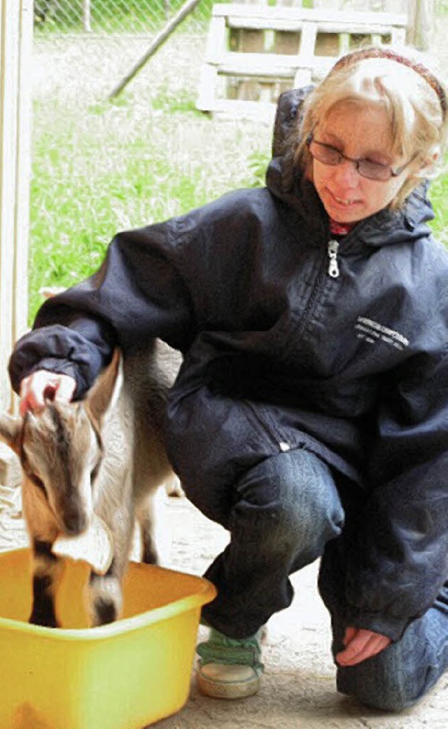 Miriam mit einem der Ziegenkinder   | Foto: Privat