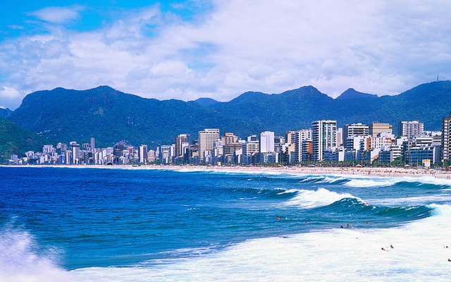 Lange Strnde, blaues Meer, Hochhuser: So sieht es in Rio aus.   | Foto: dpa