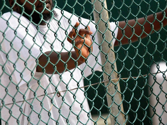 Zwei Guantnamo-Hftlinge werden nach Deutschland geflogen.  | Foto: dpa