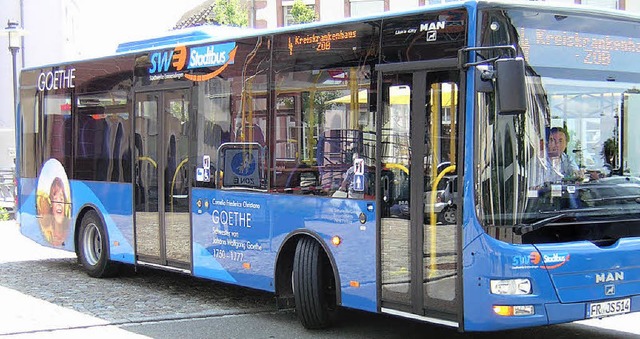 Blau und komfortabel: Die neuen Nieder...tadtbusse sind seit Montag unterwegs.   | Foto: Gerhard Walser