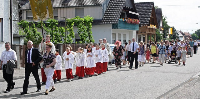 Ministranten, Pfarrer Mair und Glubige bei der  Prozession in Oberhausen.  | Foto: Christoph Hgle