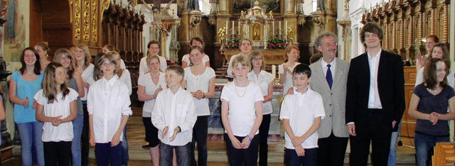 Mit einem Benefizkonzert in der Pfarrk... Gerhard Gnann (links ) an der Orgel.   | Foto: Eberhard Gro