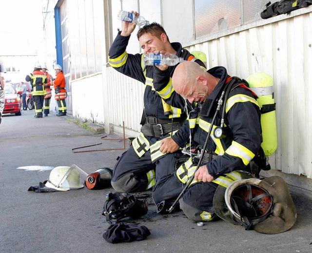Erschpfte Feuerwehrleute  | Foto: Peter Heck
