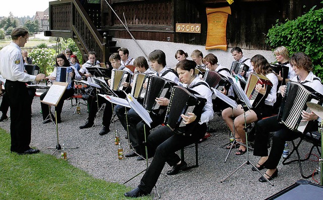 So klingts bei uns: Sommerkonzert vor...t dem Harmonikaorchester aus Husern.   | Foto: Chris Seifried