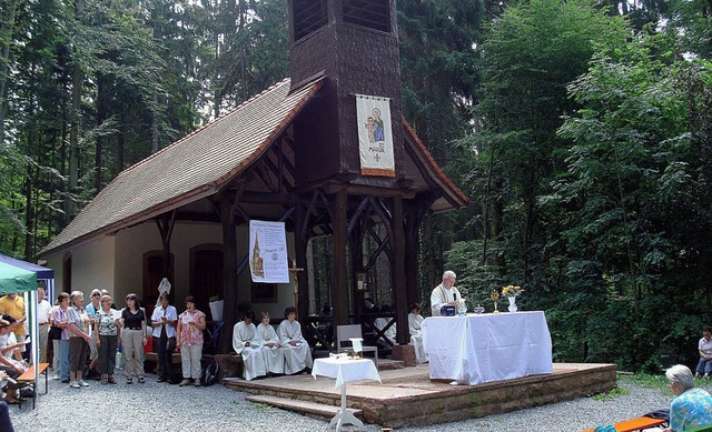Pfarrer Felix Baumann hielt den Gottes...bei der renovierten Brudertalkapelle.   | Foto: BZ
