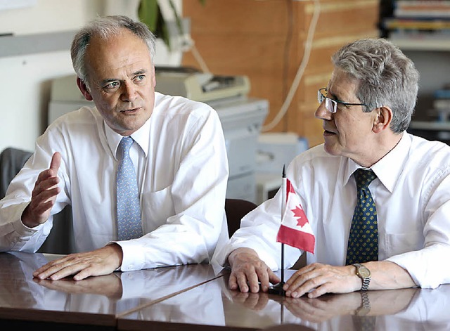 Botschafter Peter Bhm (links) und OB Wolfgang G. Mller im Gesprch   | Foto: Breithaupt