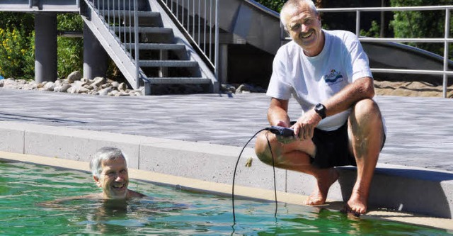 Mit einem Spezialgert prft Bademeist...es Wasser im Murger Naturerlebnisbad.   | Foto: Elisabeth Willers