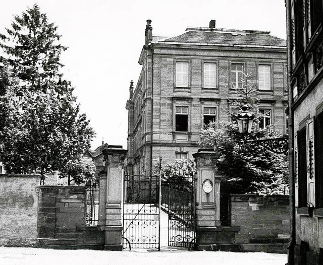 Das Schultor in der Gymnasiumstrae mi...e von 1899 und dem heutigen von 1980.   | Foto: Stadtarchiv / RAB