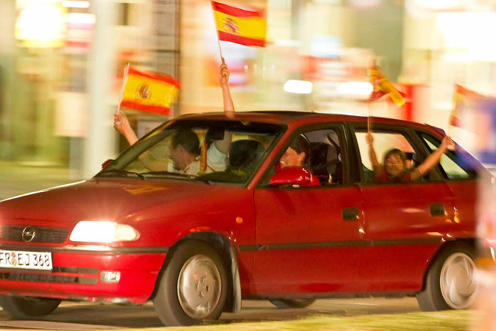 Die ganze Bandbreite der Fuball-Gefhle: Die Freiburger Innenstadt nach dem 0:1 der deutschen Elf gegen Spanien.