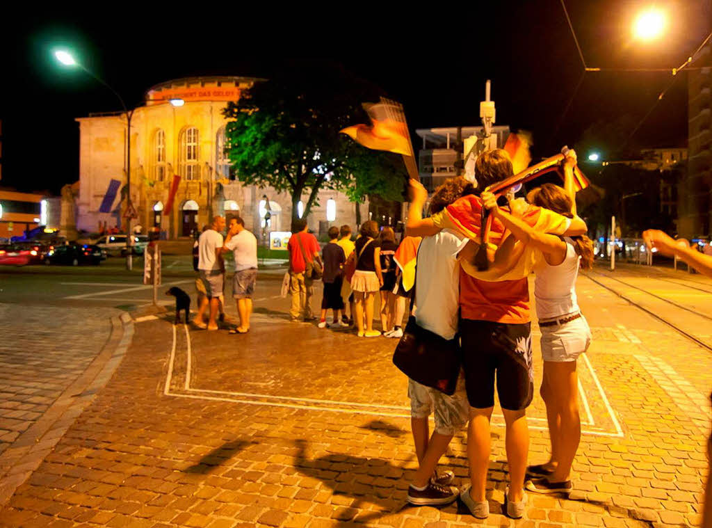 Die ganze Bandbreite der Fuball-Gefhle: Die Freiburger Innenstadt nach dem 0:1 der deutschen Elf gegen Spanien.