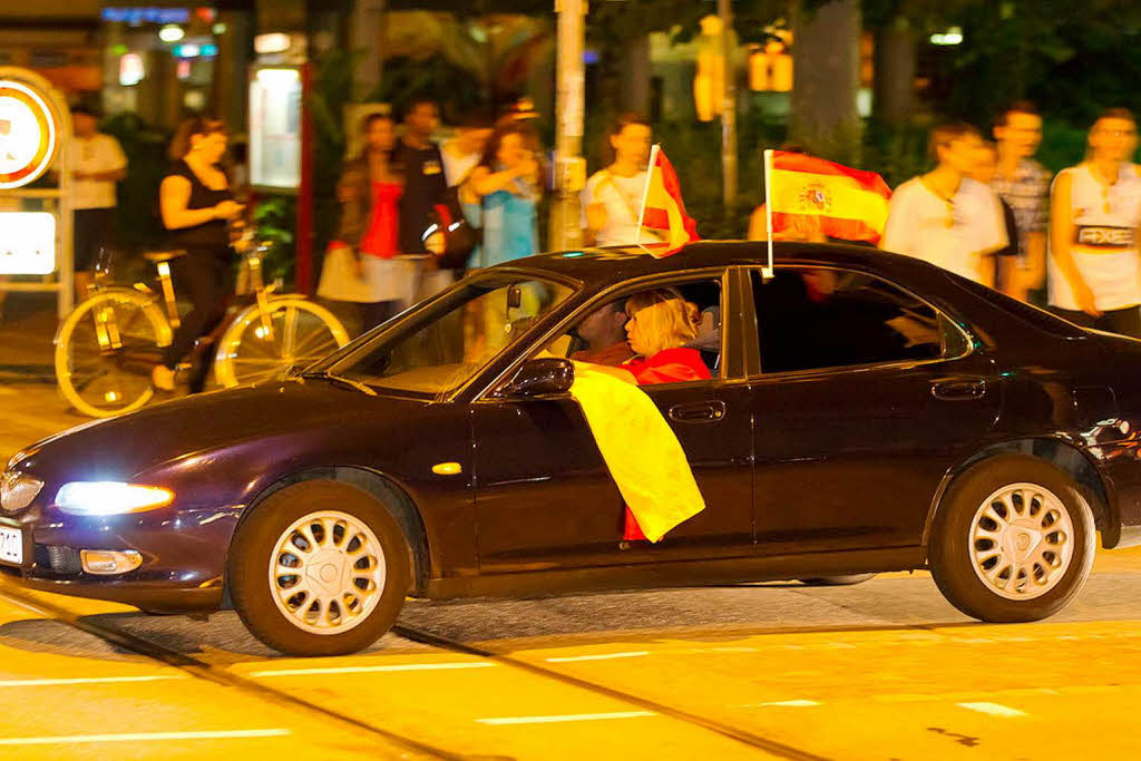 Die ganze Bandbreite der Fuball-Gefhle: Die Freiburger Innenstadt nach dem 0:1 der deutschen Elf gegen Spanien.