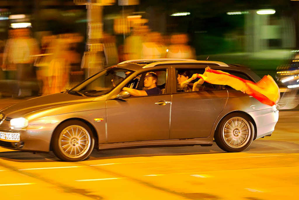 Die ganze Bandbreite der Fuball-Gefhle: Die Freiburger Innenstadt nach dem 0:1 der deutschen Elf gegen Spanien.