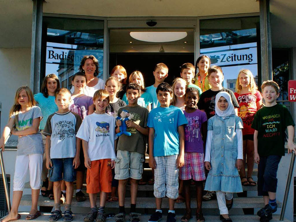 Die Klasse 4b der Vigeliusschule mit ihrer Lehrerin Frau Pfeffer Die Klasse 4b der Vigeliusschule mit ihrer Lehrerin Frau Pfeffer