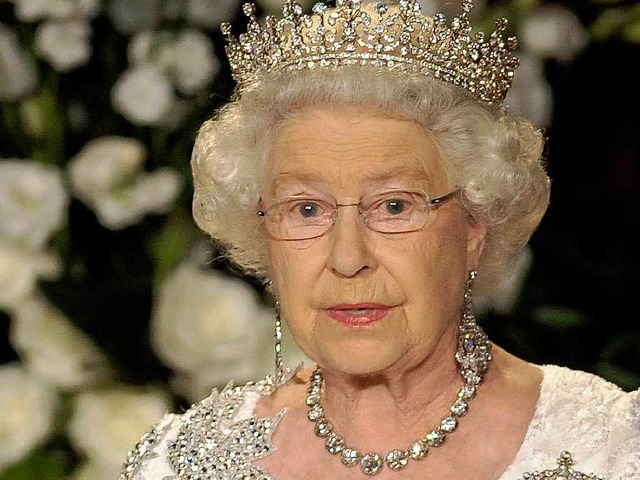 Muss die Queen bald ihre ersten Schmuckstcke veruern?  | Foto: dpa