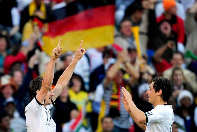 Migrantenkinder Miroslav Klose (links) und Mesut zil.  | Foto: ddp