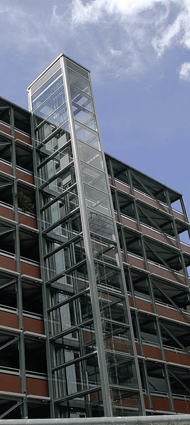 Der Aufzugturm ermglicht barrierefreien Zugang.  | Foto: Freiburger Stadtbau