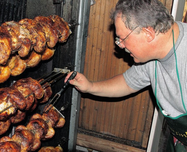 Die Grillmeister des Hexenzinkens  heizen den Gggeli  mchtig ein.   | Foto: Hans-Jrgen Hege