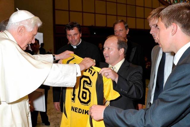 SC Wyhl: Fuballer spendieren dem Papst ein Trikot