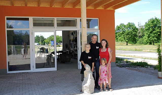 Froh ber die neue Werkstatt: Familie Schmidt    | Foto: Loesener