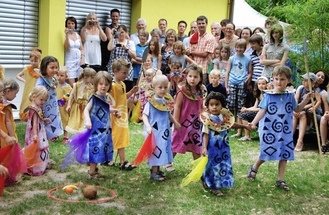Farbenfroh und sehr afrikanisch ging e...erfest im Jechtinger Kindergarten zu.   | Foto: Roland Vitt