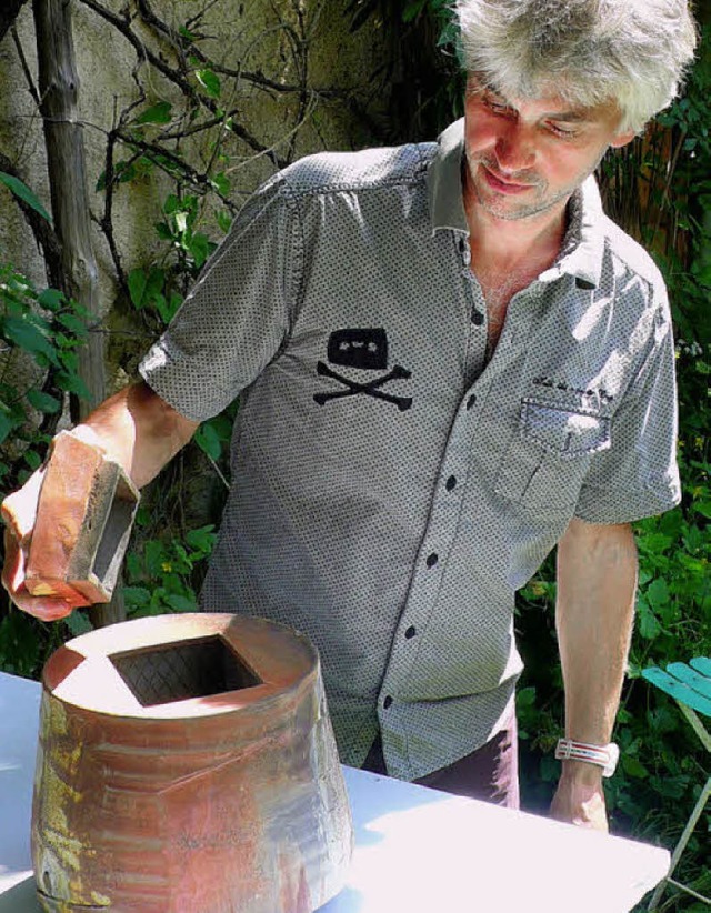 Markus Klausmann verbindet bei seinen Keramiken Traditionelles und Modernes.   | Foto: Eberhard Weiss