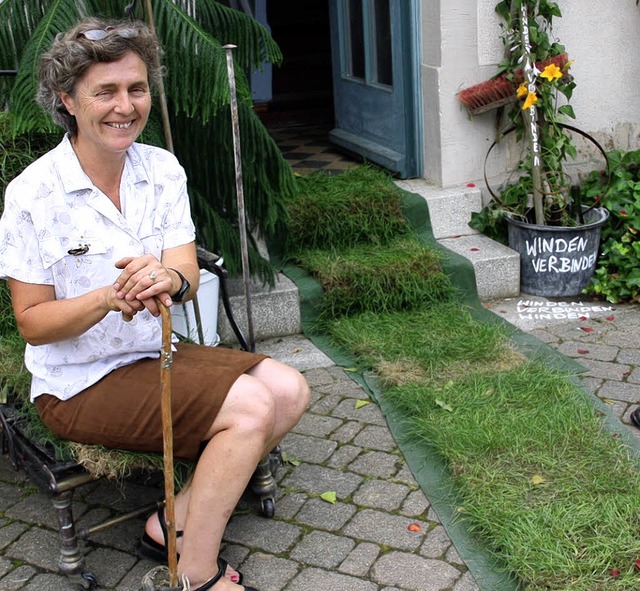 Die Bollschweiler Knstlerin Angela Fr... vor dem Alten Rathaus in Bollschweil.  | Foto: Hans Jrgen Kugler