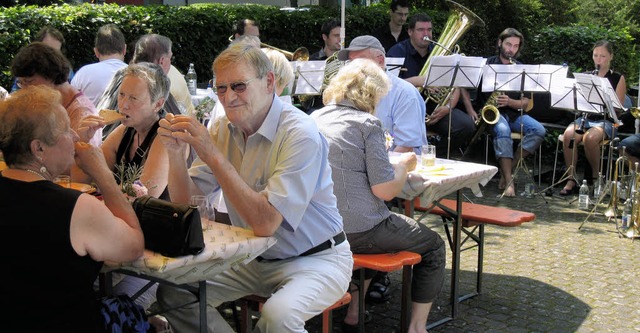 Die Festbesucher lieen es sich bei gu...fnadingen  (im Hintergrund) gutgehen.   | Foto: Miriam Dippe