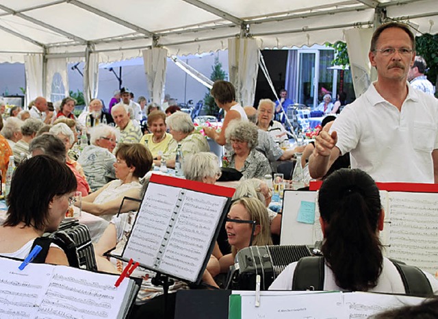 Handharmonika-Orchester Lrrach beim Sommerfest   | Foto: Th.L.Mink