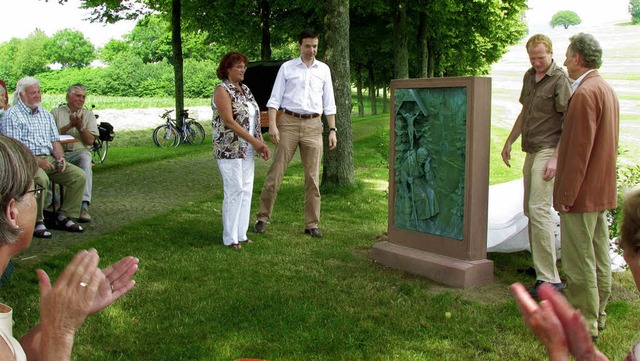 Enthllung des Kleindenkmals  am Fue ...nmetz Kleiner und Wolfgang Schnfeldt.  | Foto: Monika Rombach