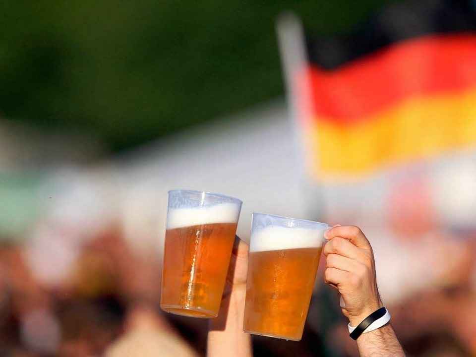Alkohol senkt bei vielen die Hemmschwelle.  | Foto: dpa