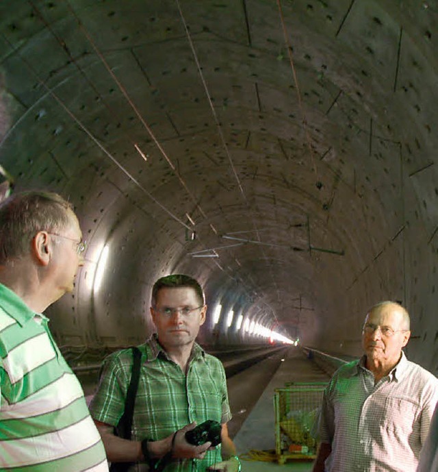 Mit Interesse hrten auch Dietmar Fisc...Oberleitungstechnik im Bahntunnel zu.   | Foto: Langelott