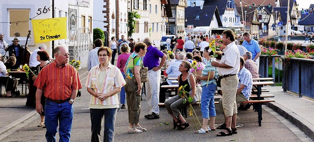 Im Jahr 2008 bevlkerten viele Mensche...ight und feierten so das Straenfest.   | Foto: Archiv:Wolfgang Knstle