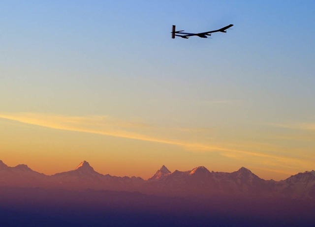 Auch bei Sonnenaufgang flog der Protot...ls am Donnerstag noch ber den Alpen.   | Foto: AFP