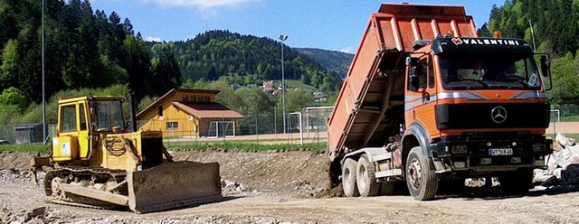 Wo Baumaschinen auffahren, ist bald Schluss mit der naturnahen Landschaft.  | Foto: Hermann Oehler