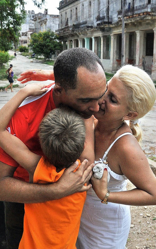 Darsi Ferrer umarmt Frau und Kind nach seiner Entlassung  | Foto: dpa
