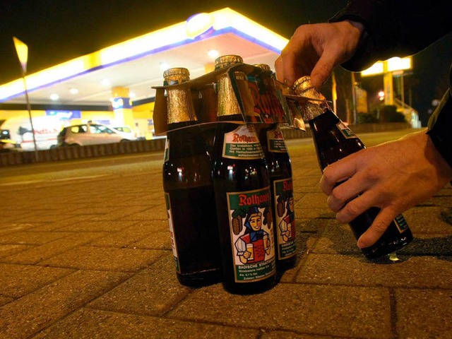 Wer nach 22 Uhr trinken will, muss sich vorher eindecken.  | Foto: dpa