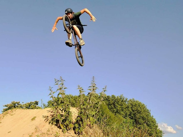 Wer sich traut, kann mit dem BMX-Rad weit fliegen.  | Foto: Ingo Schneider