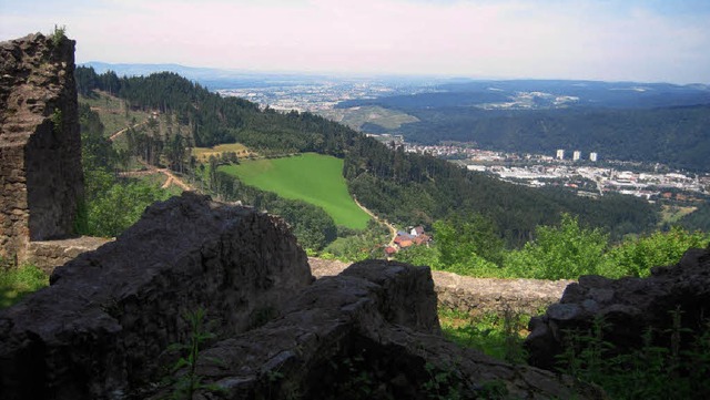 Ausblick von der Ruine Schwarzenberg auf Waldkirch und in die Rheinebene.  | Foto: Fotos: Karin Heinze