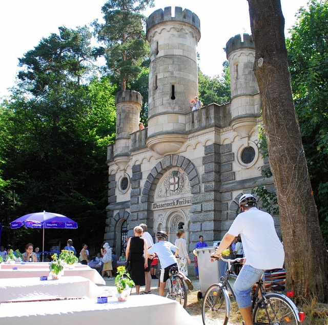 Besucher zieht es zum Wasserschlsslefest.  | Foto: Badenova