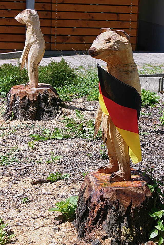 Ein Hingucker sind die zwei Erdmnnchen in der Badhausstrae in Heitersheim.   | Foto: Sabine Model