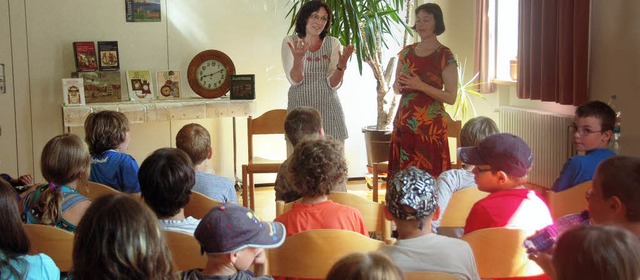 Marita Fochler (links) und Regina Somm...Uhrmacher aus dem Schwarzwald erzhlt.  | Foto: Sebastian Barthmes