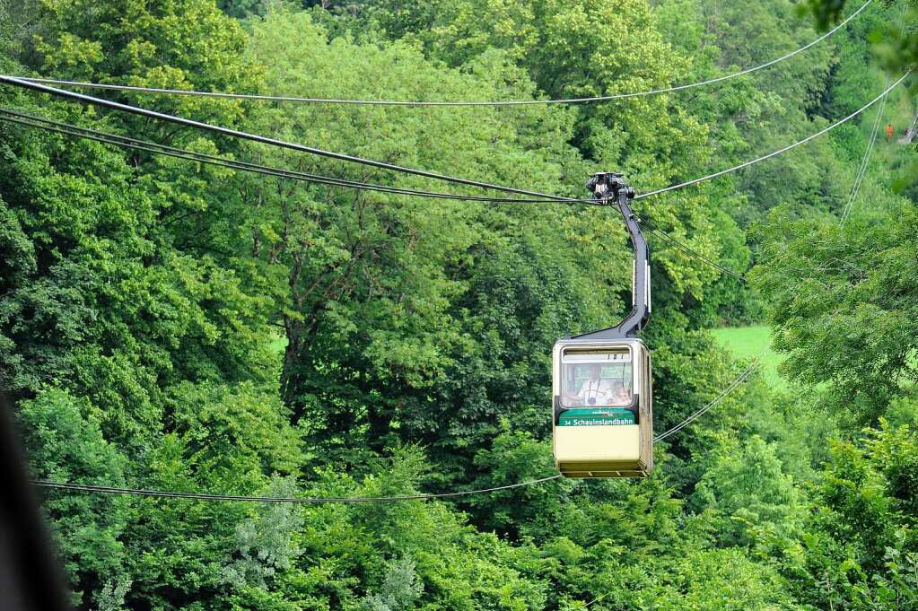 Schauinslandbahn steht drei Stunden lang still. Elf Menschen sitzen in heien Gondeln fest. Bergwacht untersucht die Leitung der Bahn auf Schden.