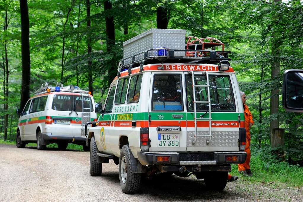 Schauinslandbahn steht drei Stunden lang still. Elf Menschen sitzen in heien Gondeln fest. Bergwacht untersucht die Leitung der Bahn auf Schden.