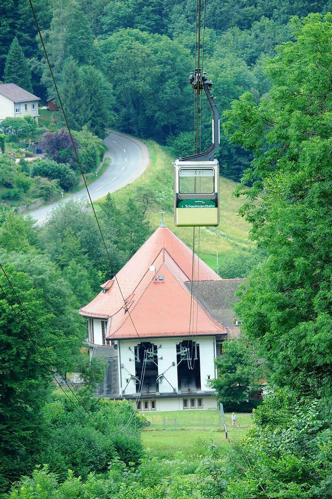 Schauinslandbahn steht drei Stunden lang still. Elf Menschen sitzen in heien Gondeln fest. Bergwacht untersucht die Leitung der Bahn auf Schden.