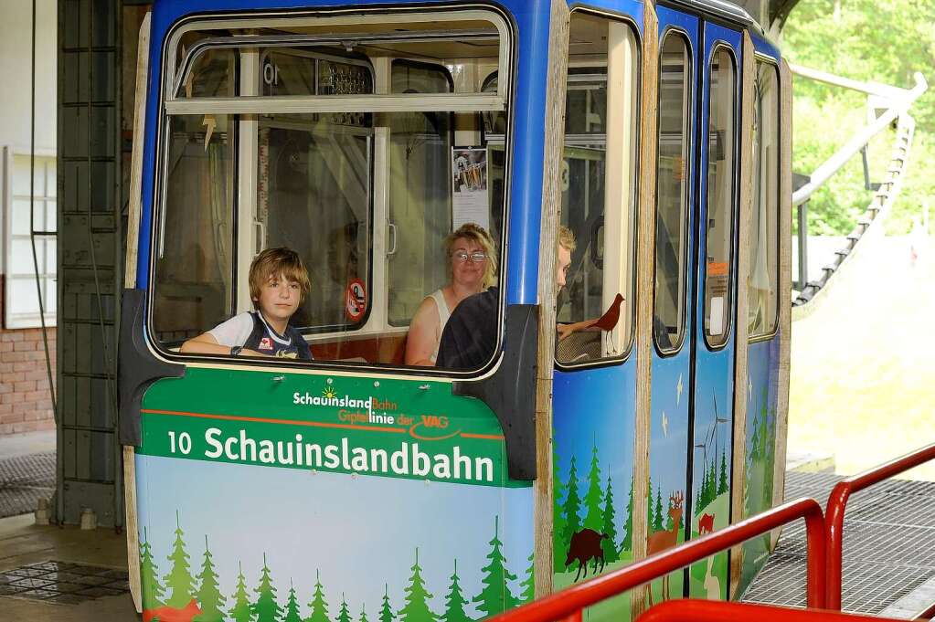 Schauinslandbahn steht drei Stunden lang still. Elf Menschen sitzen in heien Gondeln fest. Bergwacht untersucht die Leitung der Bahn auf Schden.