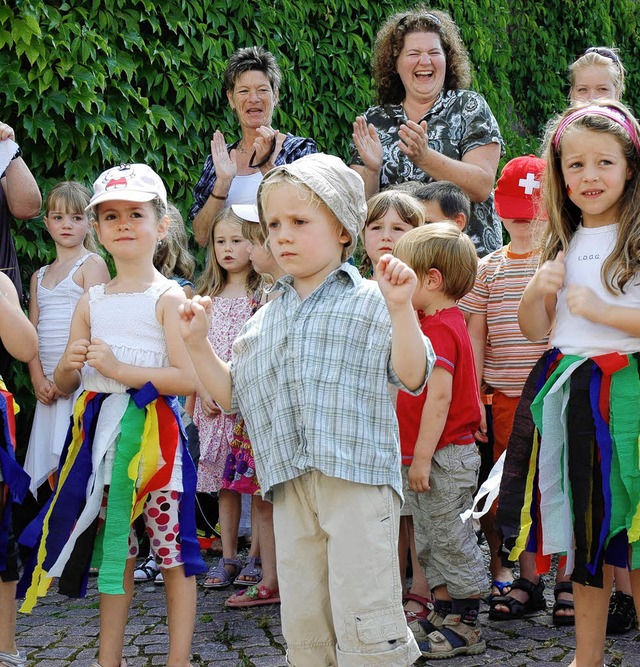 Kinder singen beim Frauenverein.  | Foto: Wieschenkmper