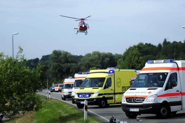 Ein Toter und fnf Schwerverletzte bei Unfall auf der B3